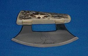 Archivo:Un ulu d'Alaska sur fond bleu