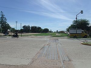 Archivo:Vías del ferrocarril en la calle principal de Charata