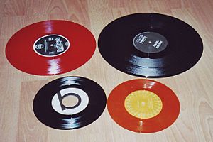 Archivo:Vinyl singles various formats