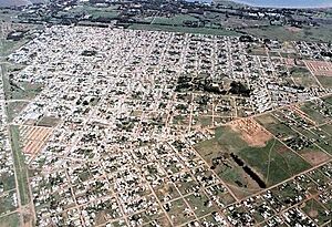 Archivo:Vista aérea de Punta Alta. Al fondo, la Base Naval de Puerto Belgrano