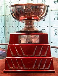 Archivo:William M. Jennings Trophy (Hockey Hall of Fame, Toronto)