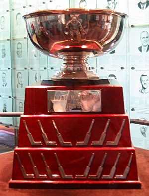 Archivo:William M. Jennings Trophy (Hockey Hall of Fame, Toronto)