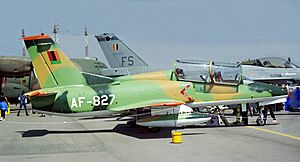 Archivo:Zambian Air Force Hongdu K-8 at AAD 2000