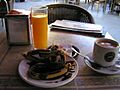 Zumo con churros y café