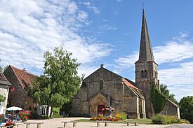 Église de la Sainte-Trinité, Allier Autry-Issards, 12 ème siècle, France.jpg