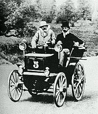Archivo:Émile Levassor et Charles d'Hostingue, Bordeaux-Paris-Bordeaux 1895 sur Panhard & Levassor 4 hp Phenix 2 places