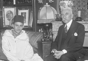 Archivo:سلطان المغرب محمد الخامس مع المقيم العام الفرنسي السابق ليوطي