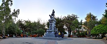 Archivo:183 - Punta Arenas - Monument à Magellan - Janvier 2010