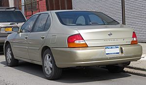 Archivo:1999 Nissan Altima GXE rear 5.20.18