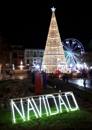 Archivo:Alcalá de Henares (RPS 11-12-2024) Plaza de Cervantes, navidad
