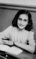 Archivo:Anne Frank lacht naar de schoolfotograaf