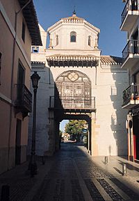 Archivo:Arco de acceso oeste a el Casco antiguo