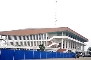 Archivo:Autre Vue de profil du palais des sport du stade Général Mathieu KéréKou à cotonou au Bénin en réhabilitation suite à une dégradation progressives après 36 ans d’existence