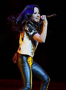 Archivo:Becky G performing in December 2013 in Chicago alt