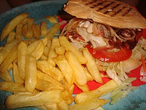Archivo:Bocadillo de hamburguesa de ternera, queso fundido, patatas fritas, verduras y panecillo