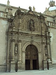 Archivo:Catedral de Chihuahua - portada norte 2