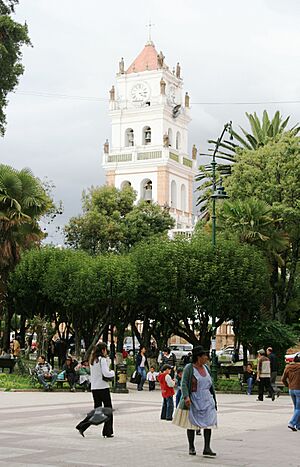Archivo:Catedral y Plaza de Armas (Sucre - Bolivia)