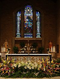Archivo:Cathedral of the Immaculate Conception, Altar, Easter 2013