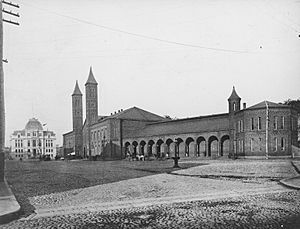 Archivo:City Hall and Union Station in 1885