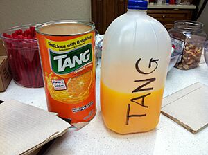 Archivo:Drinking Tang by the gallon
