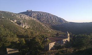 Archivo:Ermita de Santa Caterina (Torroella de Montgrí) + castell Montgrí