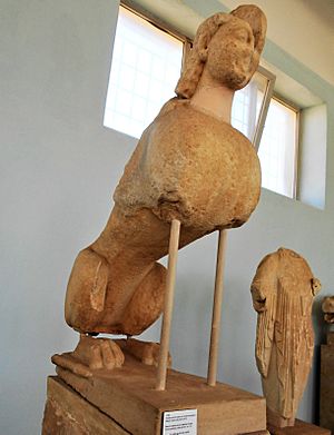 Archivo:Esfinge que se encontraba en una alta columna jónica en el Artemison (de Paros, fechada entre el 560 y el 550 a.C.), expuesta en el Museo de la isla de Delos (Mýkonos -Grecia-).