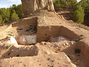 Archivo:Excavaciones arquelógicas del Castillo de Alcocer junto a la Mora Encantada