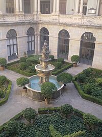 Archivo:Fuente del Palacio Provincial de Jaén K04