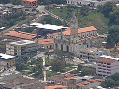 Archivo:Iglesia de Santa Cruz de Mora y sus alrededores (2009)