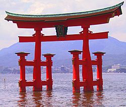 Archivo:Itsukushima torii angle