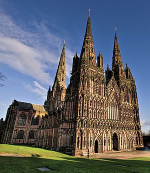 Archivo:Lichfield Cathedral East1