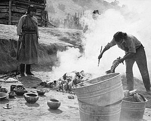 Archivo:María and Julián Martinez pit firing blackware pottery (c.1920)