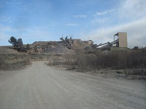 Archivo:Molino de piedra, para producir grava para la construcción