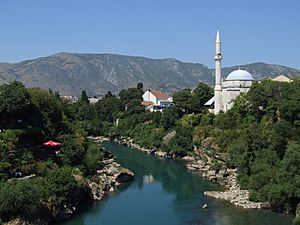 Archivo:Mostar and Neretva - view from Stari Most