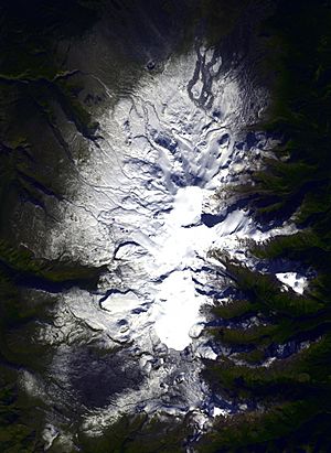 Archivo:Mount Edziza satellite