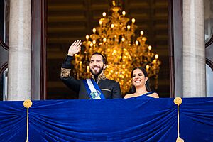 Archivo:Nayib Bukele y Gabriela de Bukele en Palacio Nacional