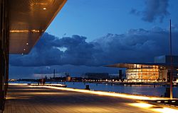 Archivo:Neues Schauspielhaus und neue Oper Kopenhagen am Abend