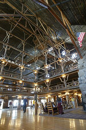 Archivo:Old Faithful Inn interior wide
