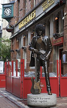Archivo:Phil Lynott Statue at Bruxelles Dublin