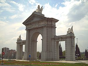 Archivo:Puerta de San Vicente (Madrid) 01