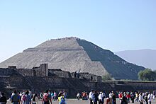 Archivo:PyramidSunEquinox1