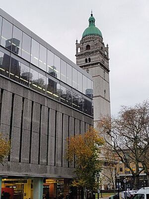 Archivo:Queen's Tower above Imperial College Central Library in Late Autumn