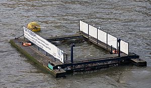 Archivo:River Thames Rubbish Trap, London - Dec 2008