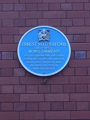 Archivo:Sir Ernest Rutherford - Plaque at the University of Manchester