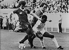 Souness (links) en Neal (rechts) in duel met Cunningham (Real Madrid).jpg
