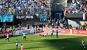 Archivo:Suarez celebrating after scoring