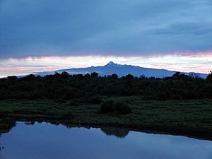 Archivo:Sunrise over Mount Kenya