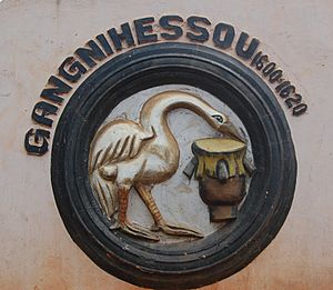 Archivo:Symbole de Gangnihessou roi du Dahomey au mur de la place Goho à Abomey au Bénin (2)