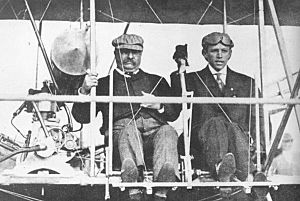 Archivo:Theodore Roosevelt and Archibald Hoxsey (1910)