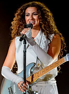 Tori Kelly @ The Roxy 09 26 2023 (53416546074) (cropped).jpg